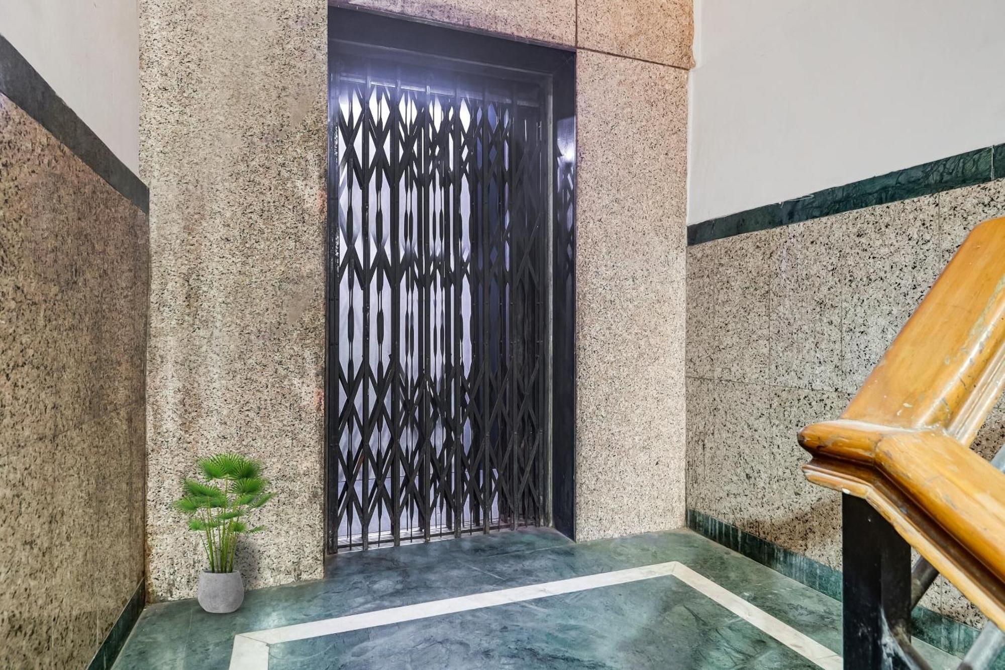 Hotel O New Lakeview Palace Hyderabad Exteriör bild